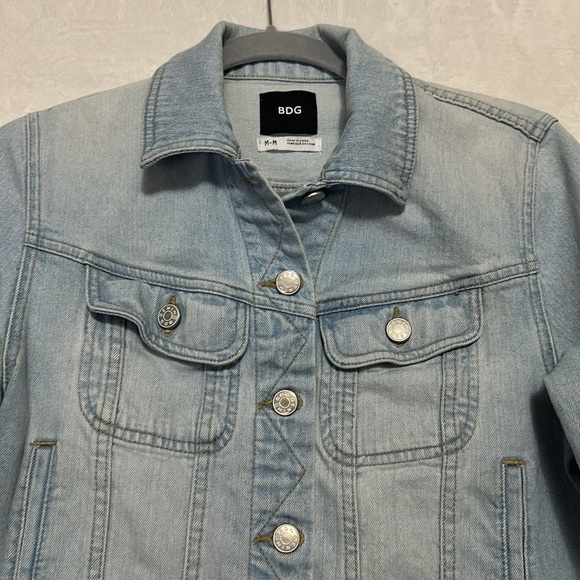 BDG Women’s Light Wash Denim Cropped Jean Jacket Size Medium - Picture 2 of 7